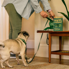 Cargar imagen en el visor de la galería, Bolsas para caca de perro con clasificación terrestre y asas
